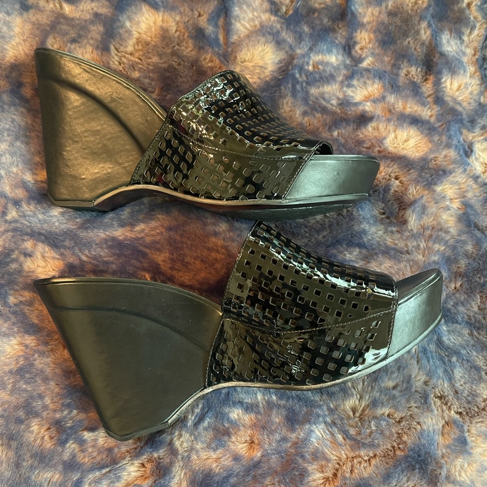 NEW Diane Von Furstenberg Black Patent Mules with Intricate Design - Picture 3 of 10